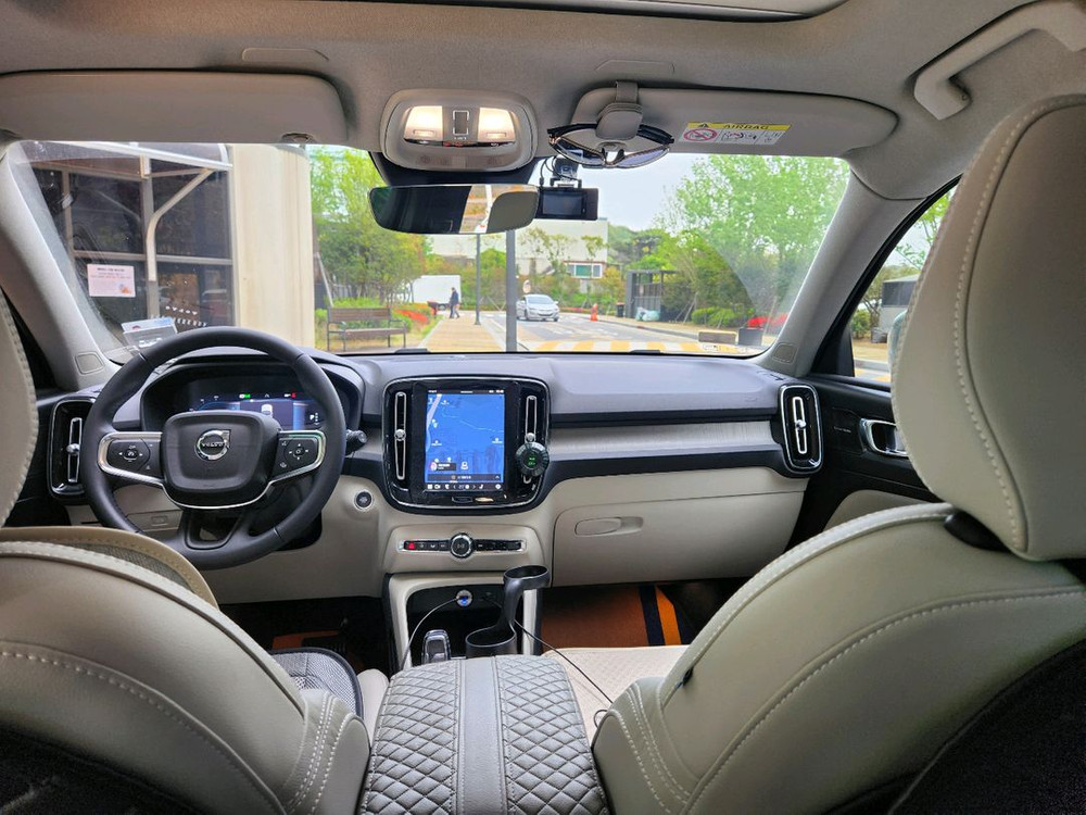 볼보 xc40 세이지그린 이미지