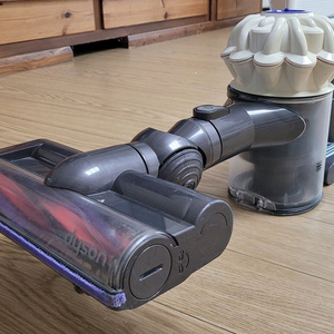 깨끗하게 세척한 다이슨 V6 무선 청소기 본체와 헤드(16분 연속작동) 이미지