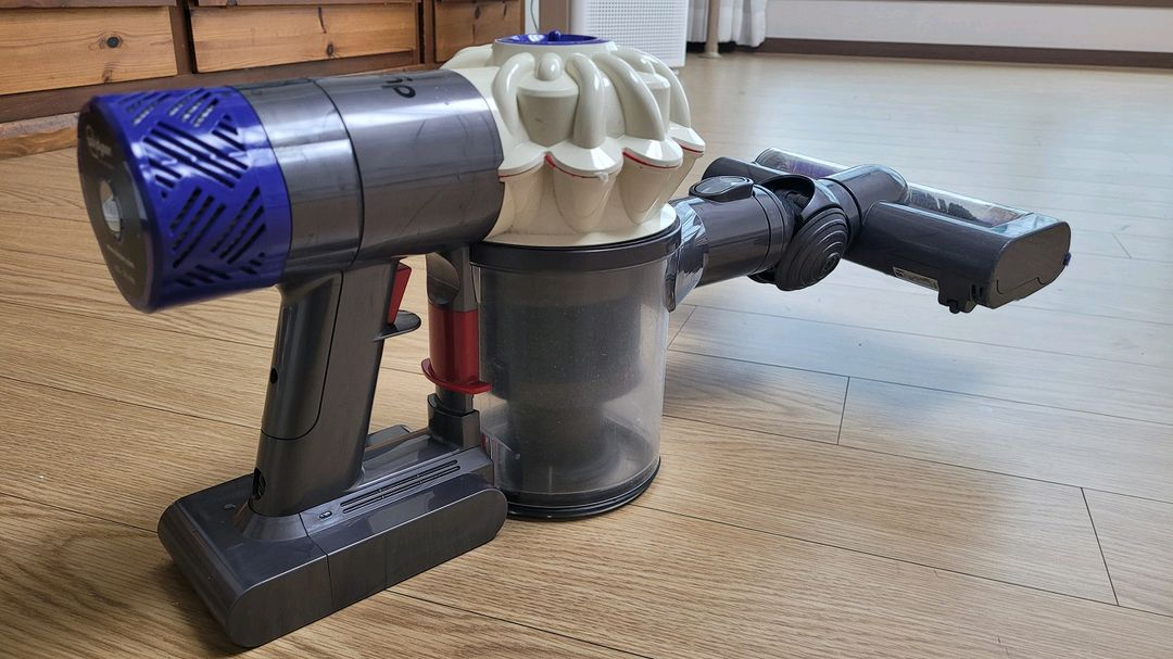 깨끗하게 세척한 다이슨 V6 무선 청소기 본체와 헤드(16분 연속작동) 이미지