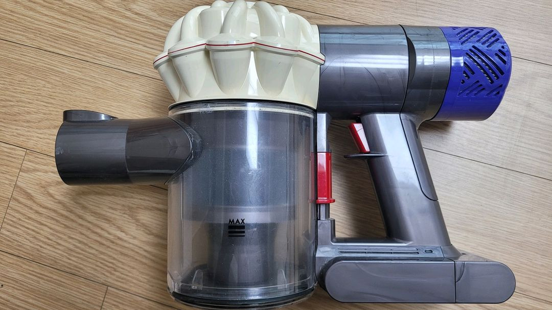 깨끗하게 세척한 다이슨 V6 무선 청소기 본체와 헤드(16분 연속작동) 이미지