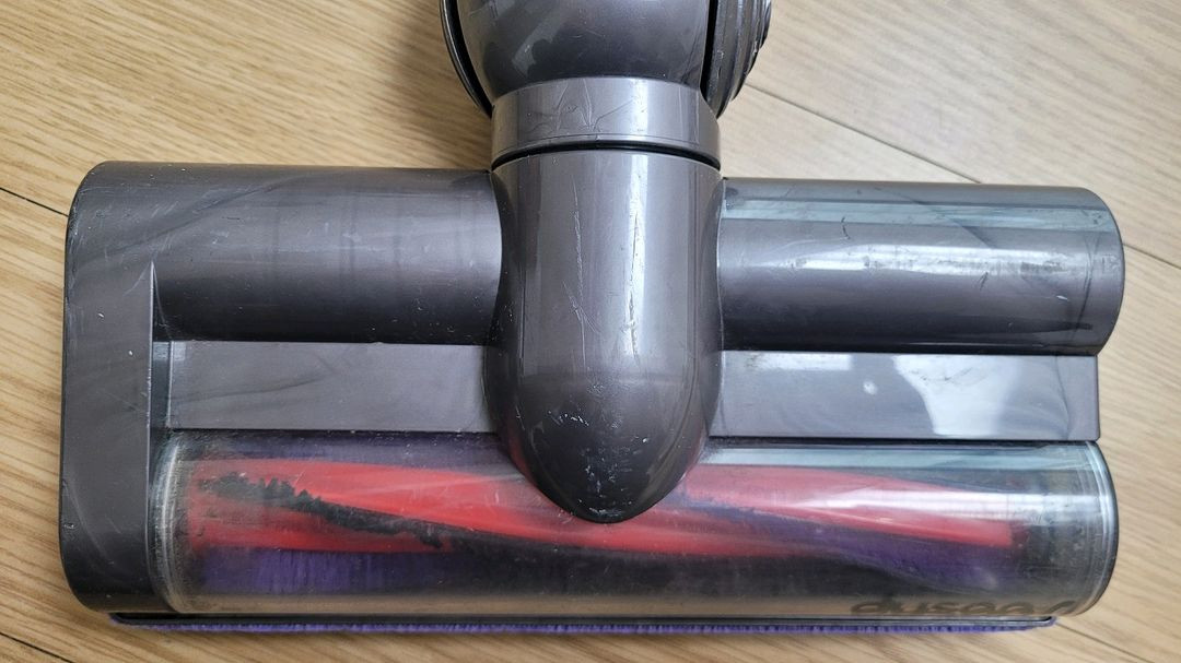 깨끗하게 세척한 다이슨 V6 무선 청소기 본체와 헤드(16분 연속작동) 이미지