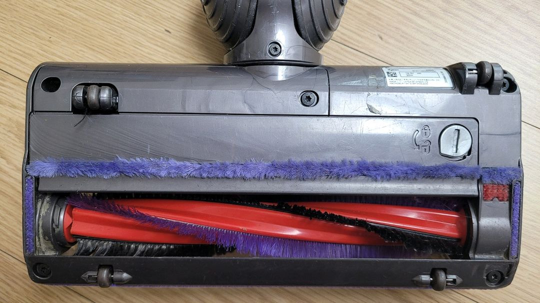 깨끗하게 세척한 다이슨 V6 무선 청소기 본체와 헤드(16분 연속작동) 이미지