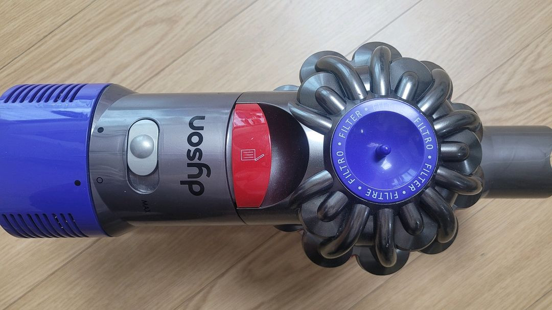 깨끗하게 세척한 다이슨 무선 청소기 V8(26분 연속동작) 이미지