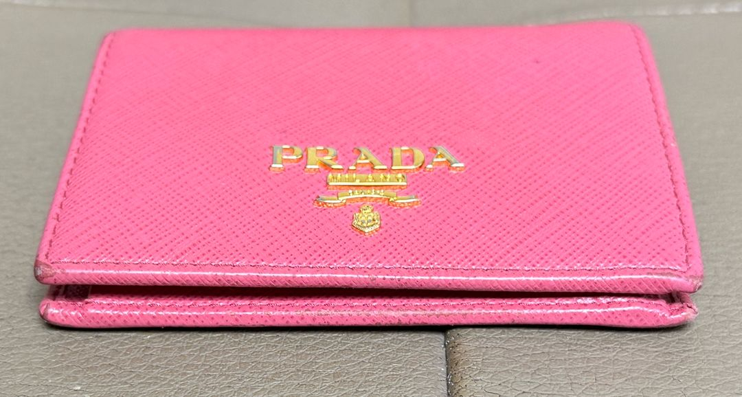 프라다 사피아노 메탈로고 반지갑 피오니핑크 이미지