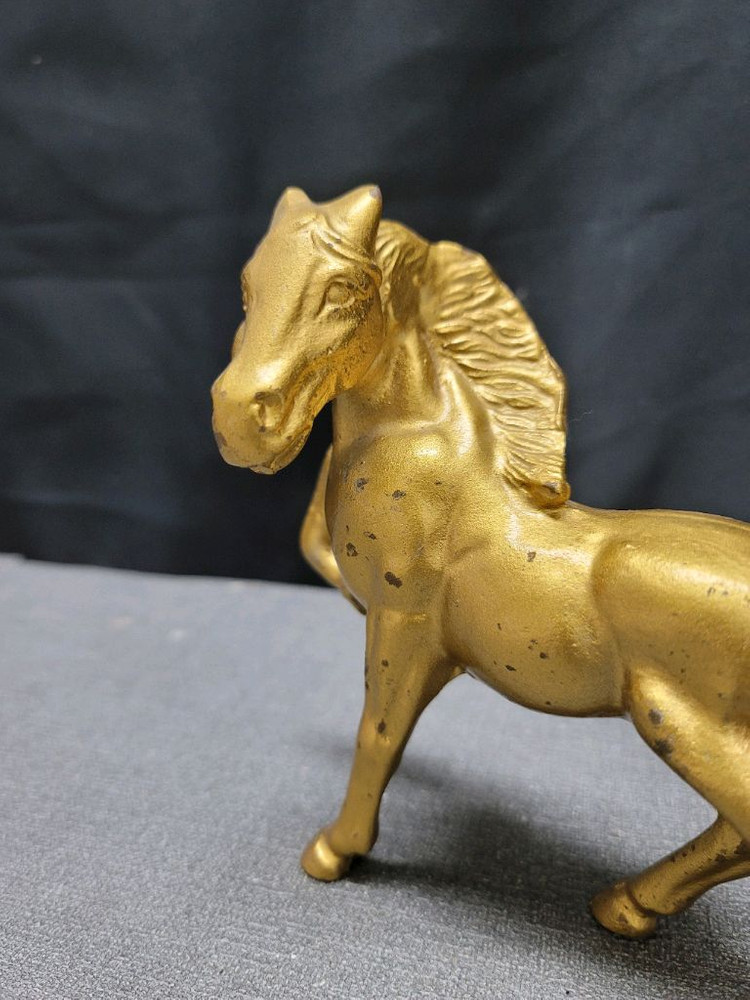 말 조각물 무쇠 이미지