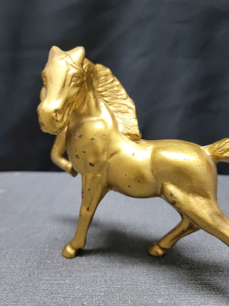 말 조각물 무쇠 이미지