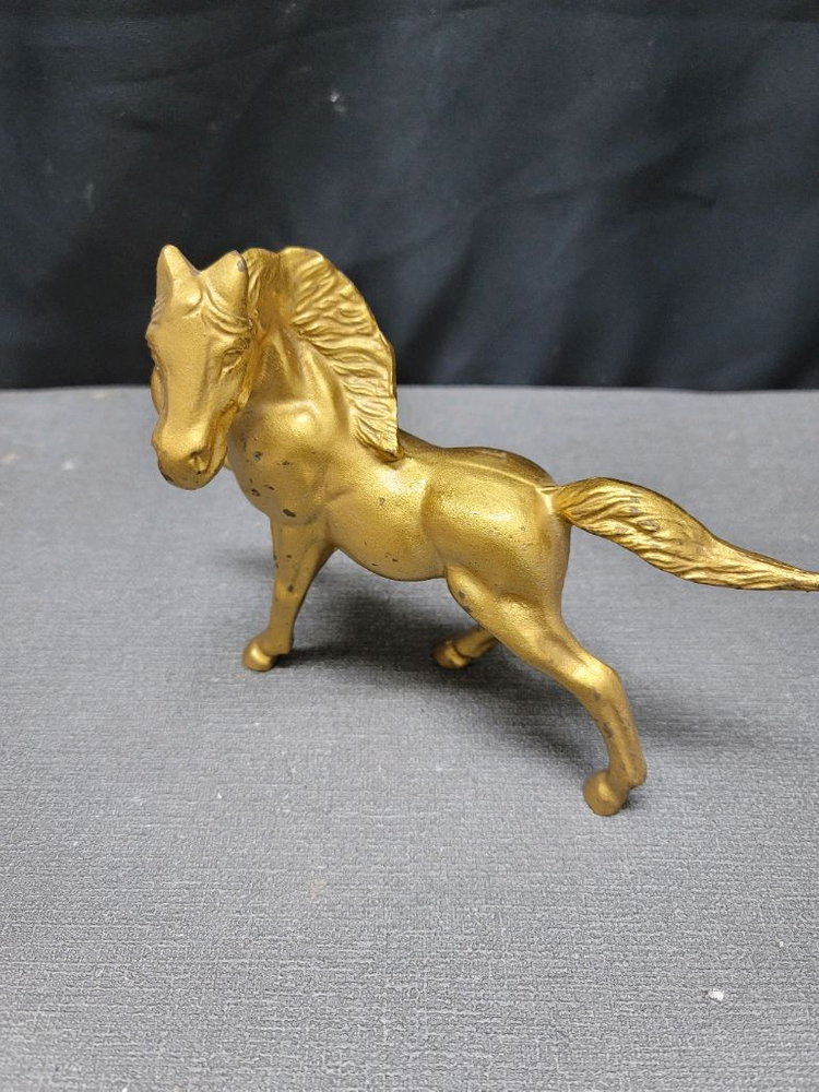 말 조각물 무쇠 이미지