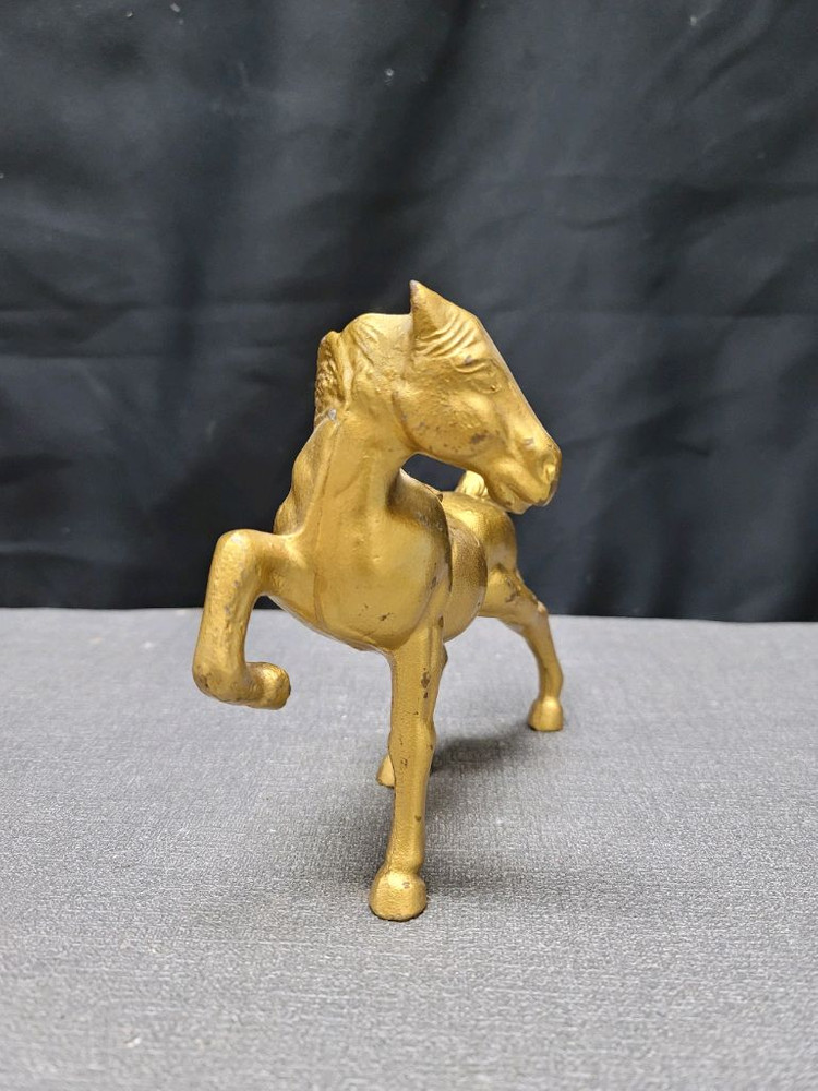 말 조각물 무쇠 이미지