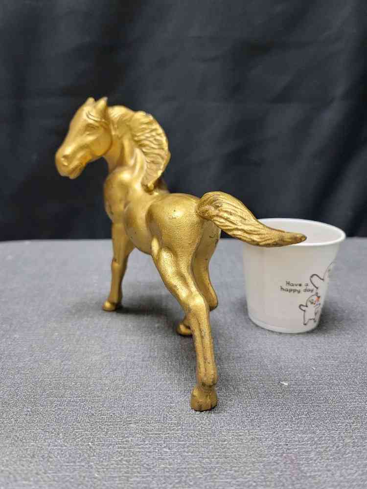 말 조각물 무쇠 이미지