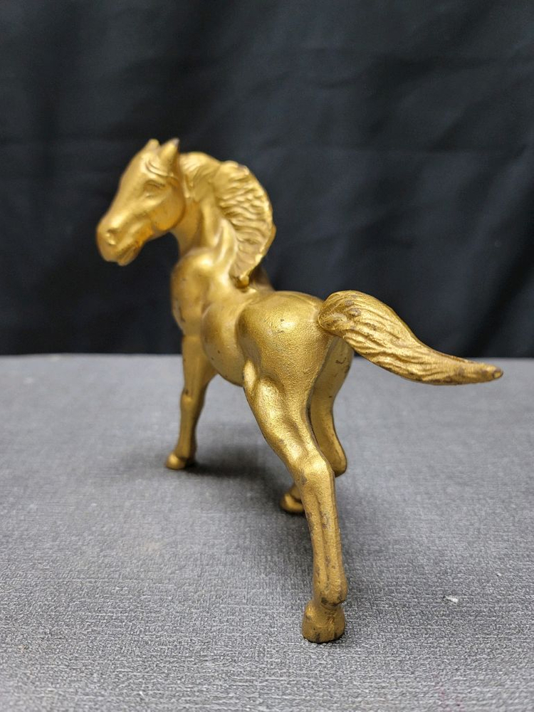 말 조각물 무쇠 이미지