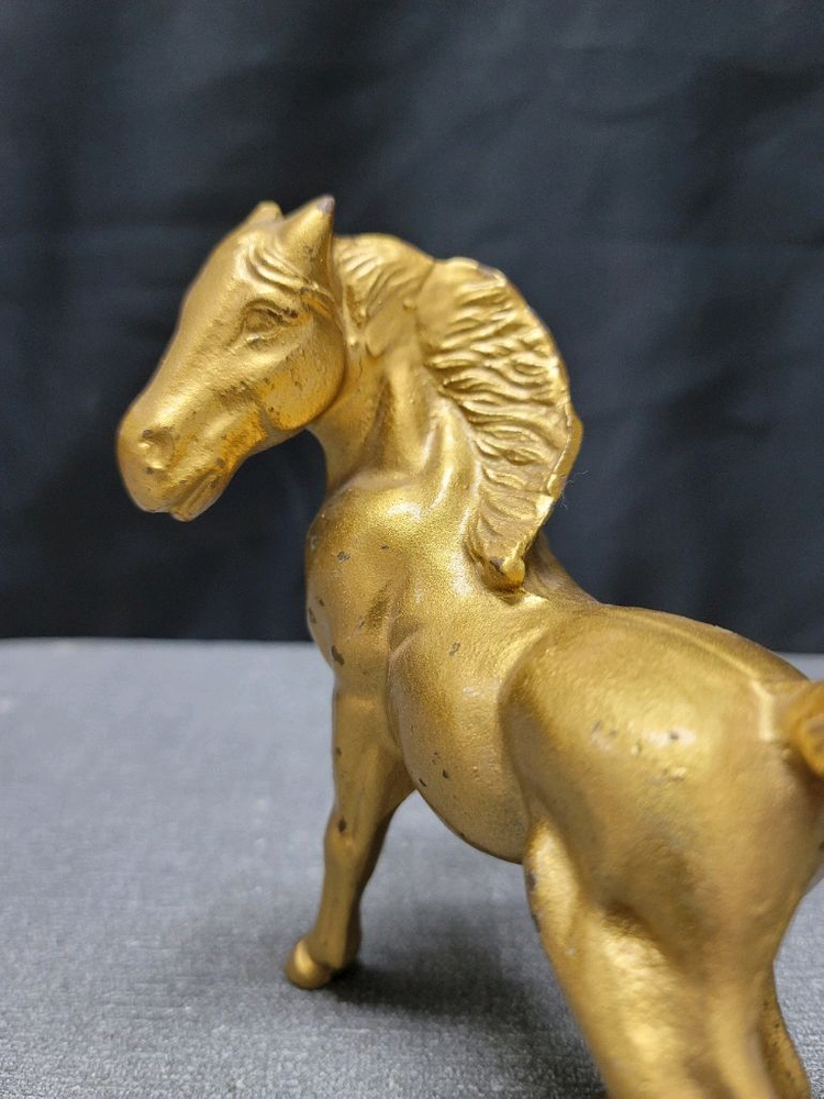 말 조각물 무쇠 이미지