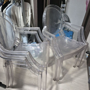 야외 투명 아크릴 의자 이미지