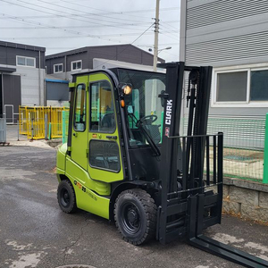 클라크 2.5톤 편개식자동발 풀캐빈 풀옵션 사용시간 1390시간 신차급 중고지게차 이미지