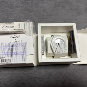 오메가 X 스와치 문스와치 스누피 화이트 이미지