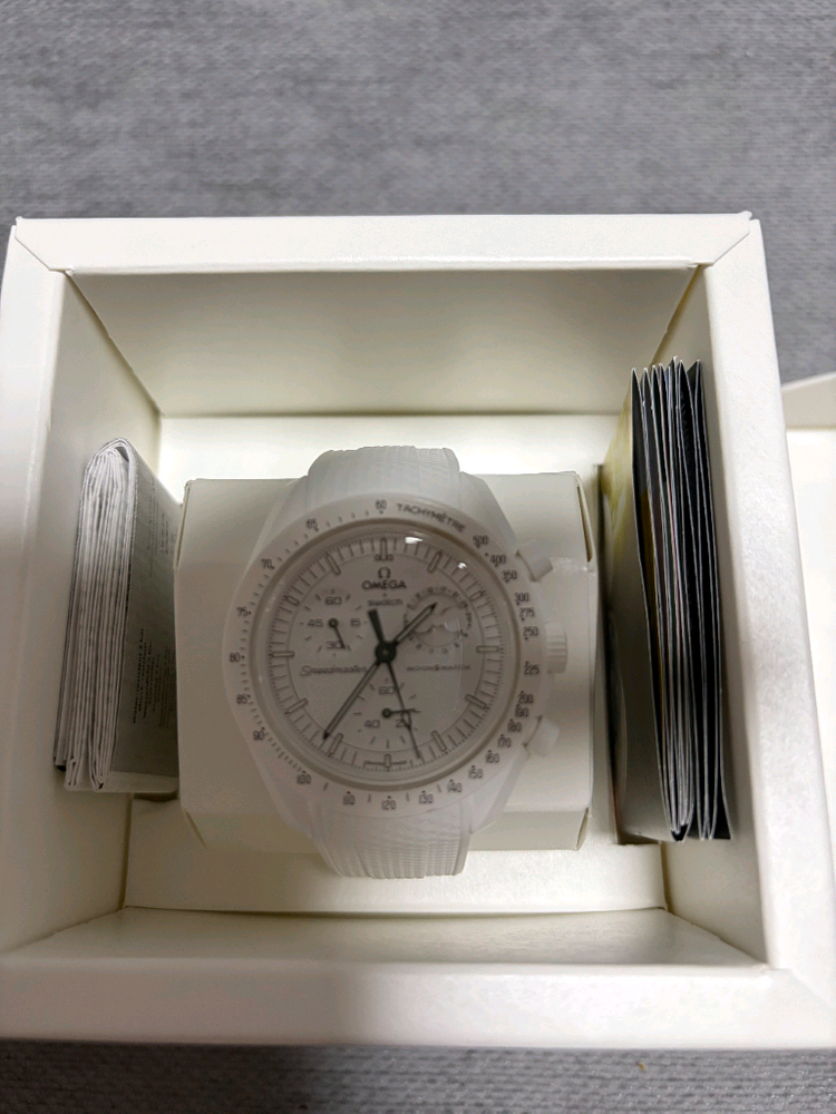 오메가 X 스와치 문스와치 스누피 화이트 이미지