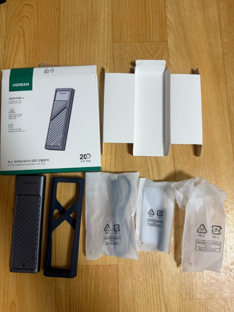 UGREEN M.2 NVMe/SATA SSD 외장 케이스 20Gbps 이미지