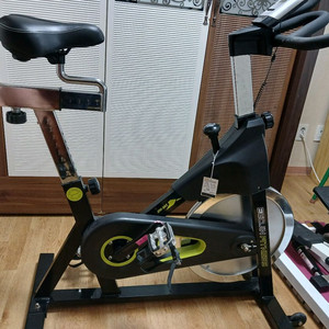 실내 자전거 운동기구 이미지
