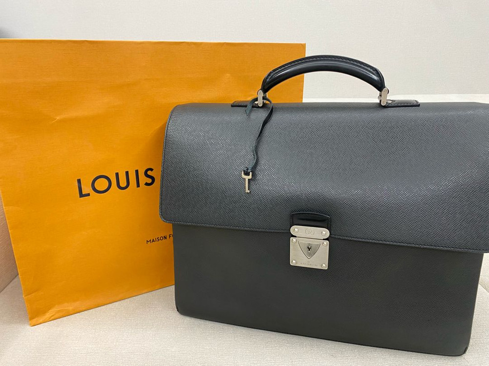 루이비통 타이가 로부스토 서류가방 이미지