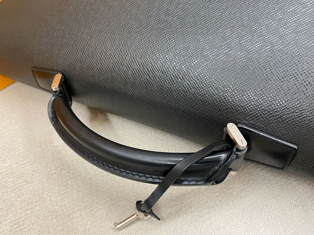 루이비통 타이가 로부스토 서류가방 이미지