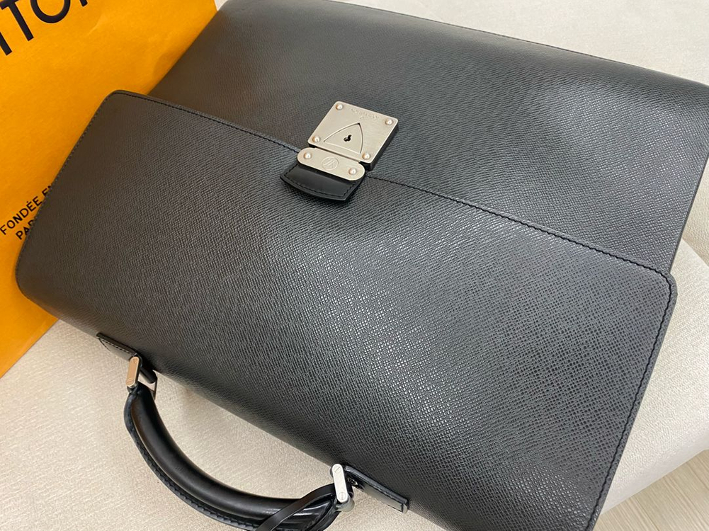 루이비통 타이가 로부스토 서류가방 이미지