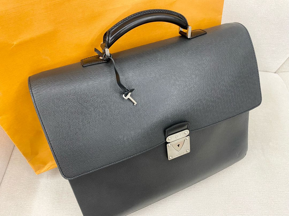 루이비통 타이가 로부스토 서류가방 이미지