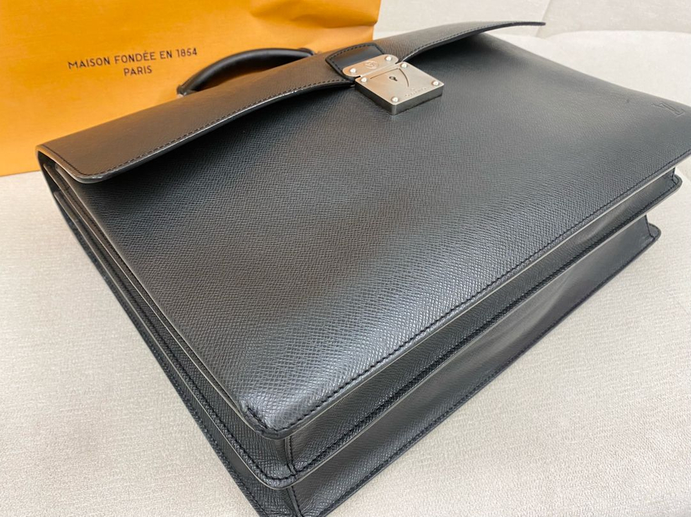 루이비통 타이가 로부스토 서류가방 이미지