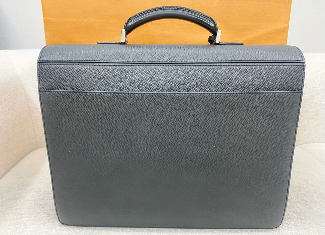 루이비통 타이가 로부스토 서류가방 이미지