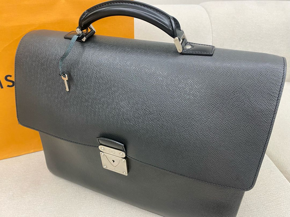 루이비통 타이가 로부스토 서류가방 이미지