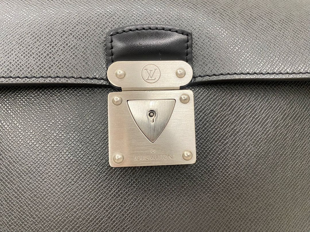 루이비통 타이가 로부스토 서류가방 이미지