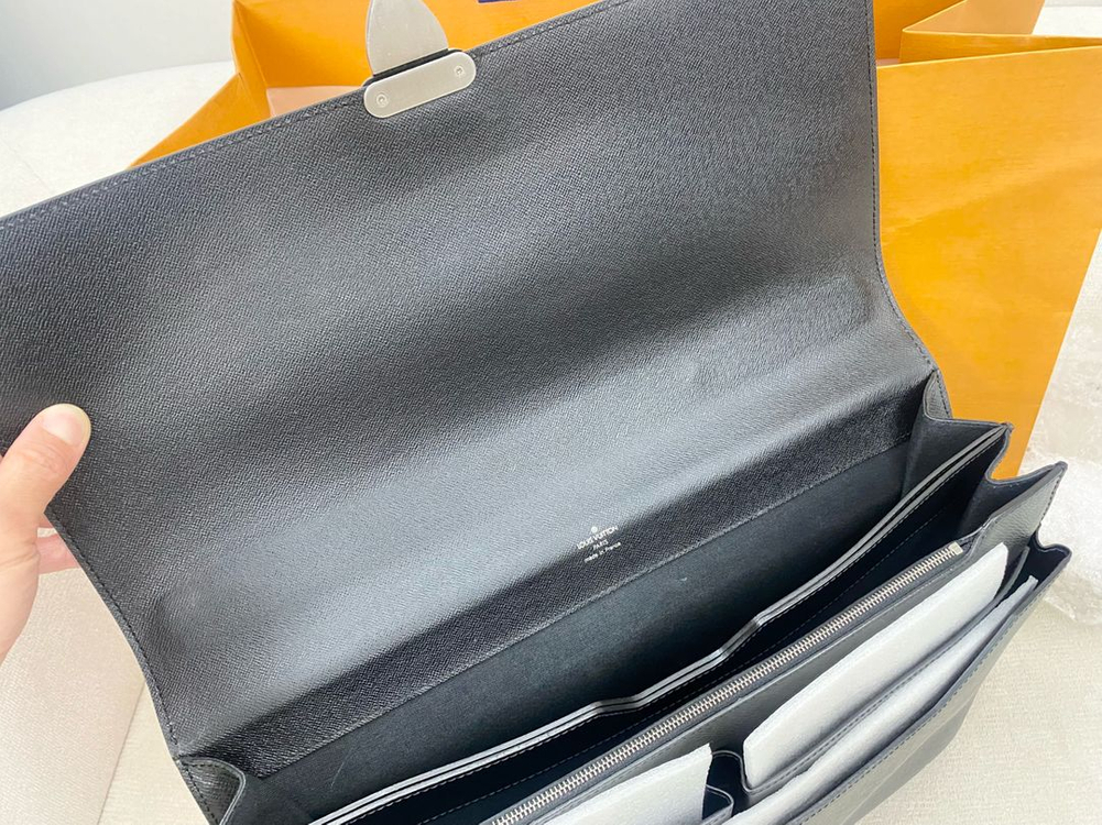 루이비통 타이가 로부스토 서류가방 이미지