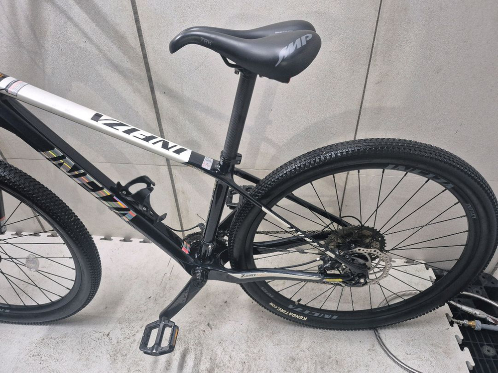 2022년형 인피자 풀카본 Z3 MTB 자전거 블랙/화이트 이미지