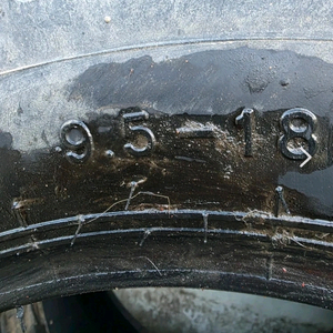 중고 트랙터 휠타이어 9.5-18 구합니다 이미지