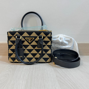 새상품급 반 값이하 프라다 가방 심볼 자카드 갤러리아 마지막 가격 이미지