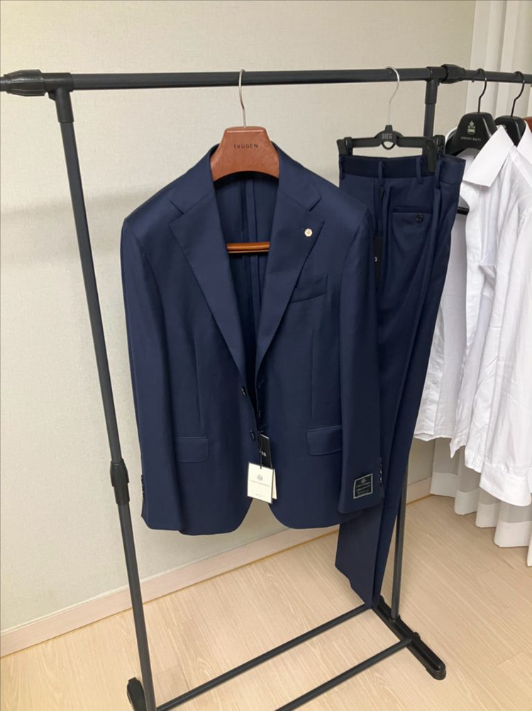 지이크 까를로바베라 수트 이미지