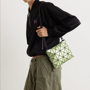 바오바오 루센트 크로스바디백 Lucent W Color Crossbody Bag 그린컬러 양면 이미지