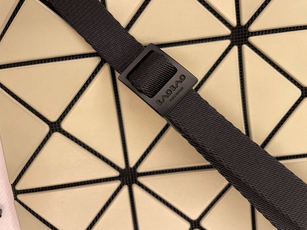 바오바오 루센트 크로스바디백 Lucent W Color Crossbody Bag 그린컬러 양면 이미지