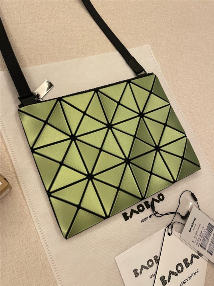 바오바오 루센트 크로스바디백 Lucent W Color Crossbody Bag 그린컬러 양면 이미지