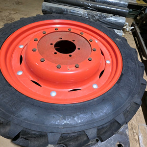 트랙터 소폭타이어 9.5 R 32 6홀 가공 레디알 타이어 이미지