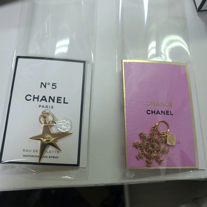 샤넬 홀리데이 참 이미지