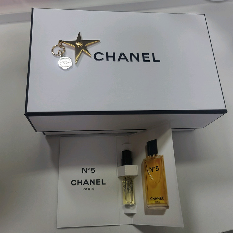 샤넬 홀리데이 참 이미지