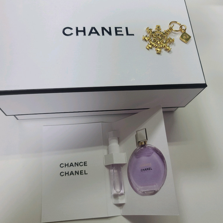 샤넬 홀리데이 참 이미지