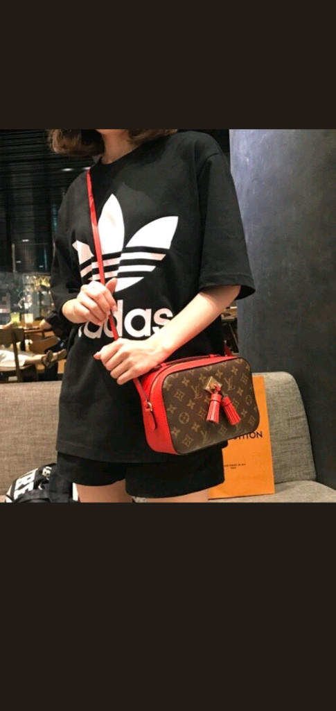 루이비통 생통주 크로스백/카메라백 새상품급 정품(영수증O)구찌프라다디올고야드샤넬셀린느보테가생로랑발렌시아가버버리가방 이미지