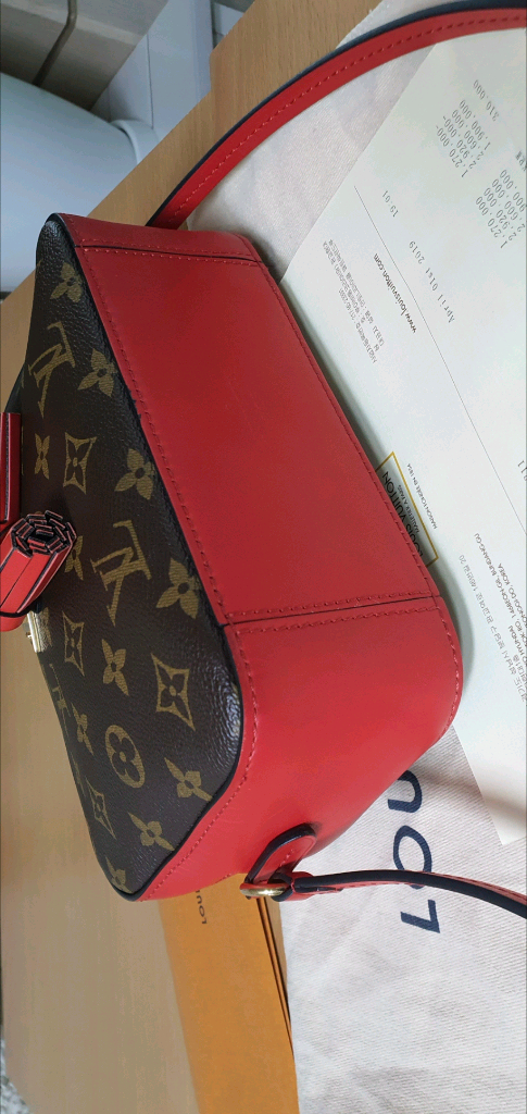 루이비통 생통주 크로스백/카메라백 새상품급 정품(영수증O)구찌프라다디올고야드샤넬셀린느보테가생로랑발렌시아가버버리가방 이미지