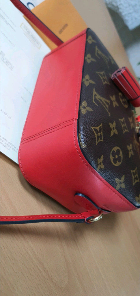 루이비통 생통주 크로스백/카메라백 새상품급 정품(영수증O)구찌프라다디올고야드샤넬셀린느보테가생로랑발렌시아가버버리가방 이미지