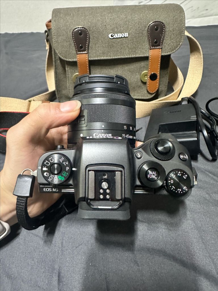 캐논 EOS M5 미러리스 카메라와 15-45mm 렌즈 이미지