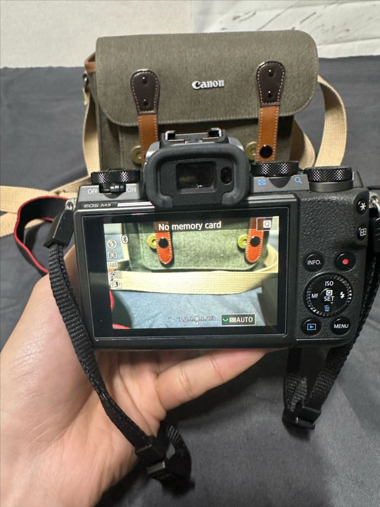 캐논 EOS M5 미러리스 카메라와 15-45mm 렌즈 이미지