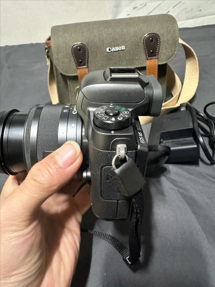 캐논 EOS M5 미러리스 카메라와 15-45mm 렌즈 이미지