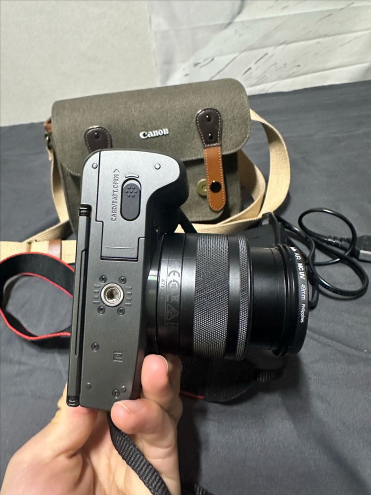 캐논 EOS M5 미러리스 카메라와 15-45mm 렌즈 이미지