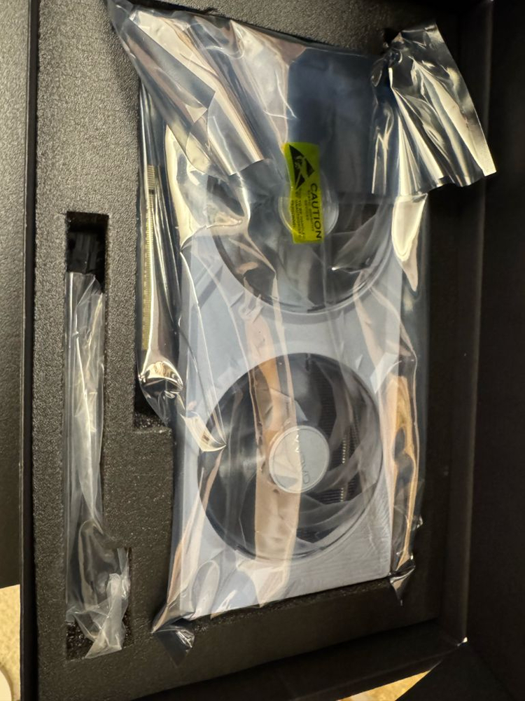 갤럭시 RTX 5070 화이트 그래픽카드 이미지