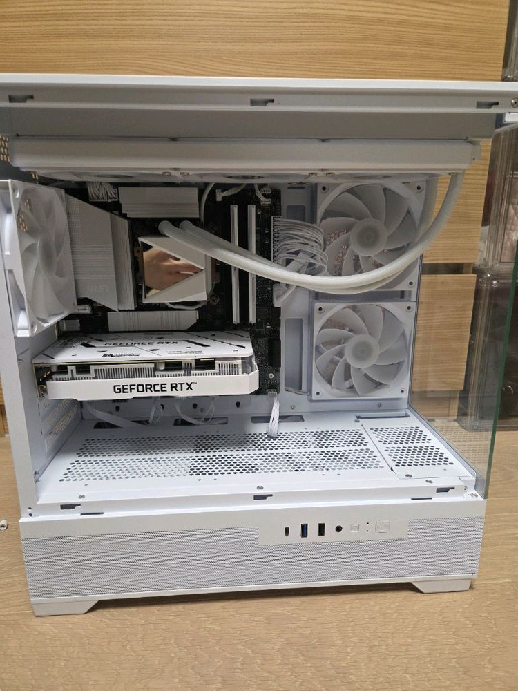 인텔 울트라7 265K RTX 3050 게이밍 PC 화이트 이미지
